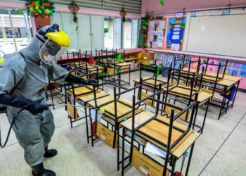 โรงเรียนแห่งหนึ่งในกรุงเทพมหานคร ฉีดพ่นน้ำยาทำความสะอาดภายในห้องเรียน เพื่อเตรียมพร้อมการกลับมาเปิดการเรียนการสอนอีกครั้งในวันที่ 1 ก.พ. นี้